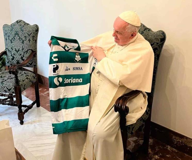 Recibe Papa Francisco jerseys de Santos y Atlas