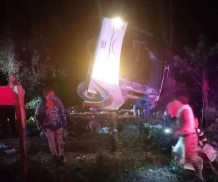 Volcadura de autobús deja 5 peregrinos muertos en Oaxaca