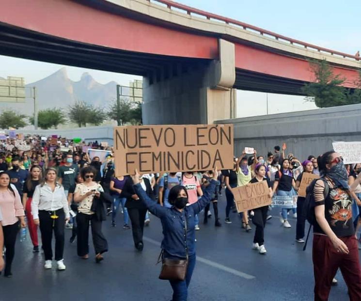 Marchan colectivos feministas