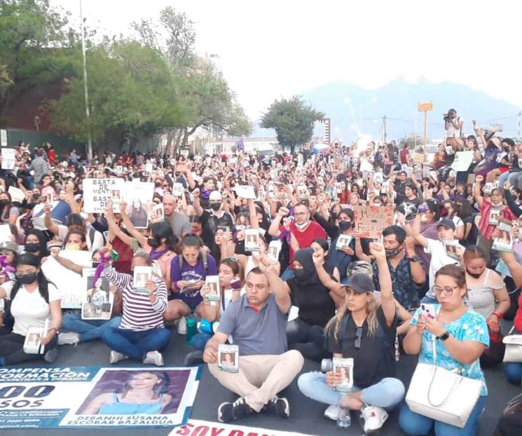 Llegan colectivas a funeral de Debanhi