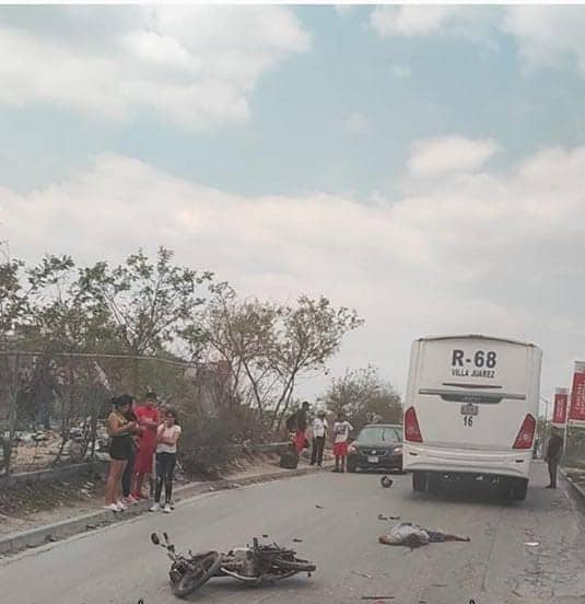 Un motociclista perdió la vida al estrellarse por alcance, contra un camión urbano