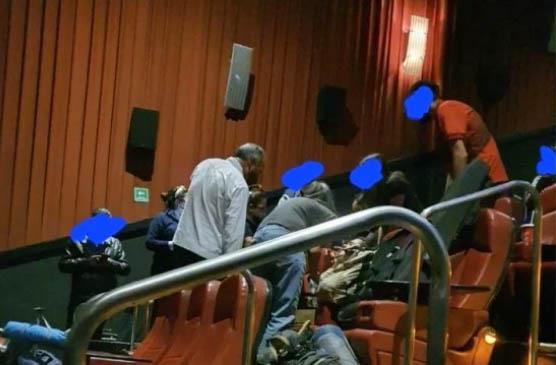 López Gatell ayuda a joven en el cine