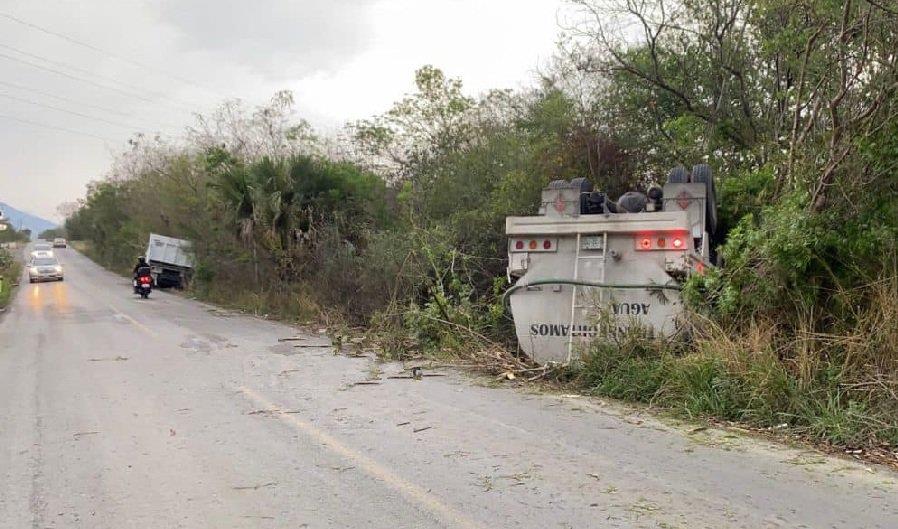 Vuelca  pipa en Santiago