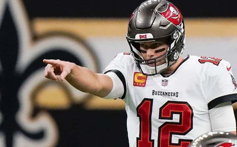 Renueva Brady con Tampa Bay por un año