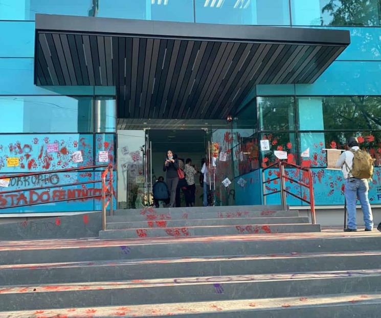 Borran pintas de edificio de la FG