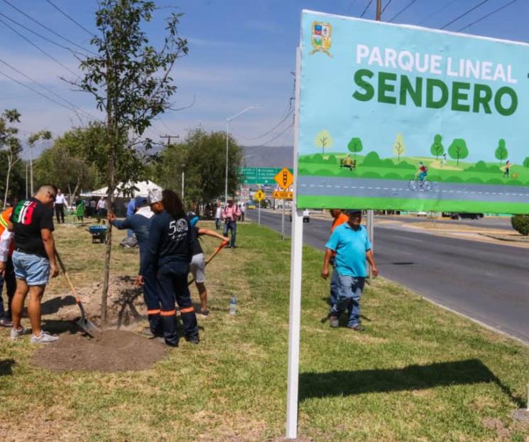 Procuran ante sequía vecinos de Escobedo a árboles