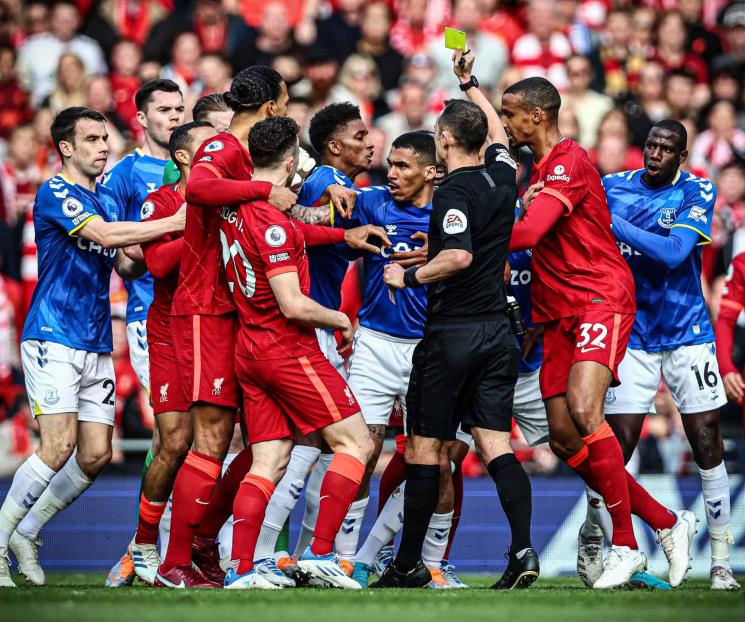 Vence Liverpool a Everton y no se alejan del City