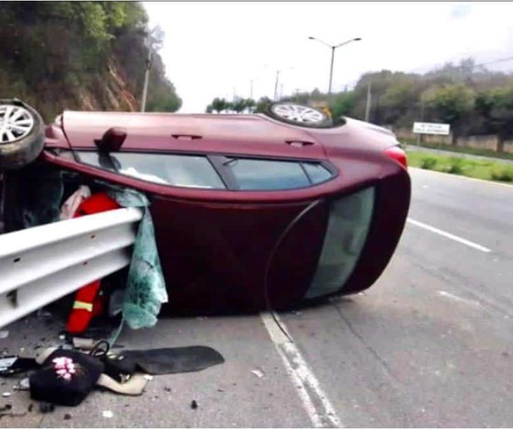 Conductora se encuentra grave tras volcadura