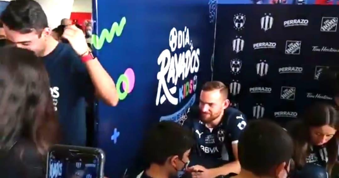 Festejan Rayados con infantes por Día del Niño