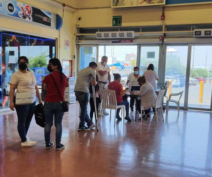 Vacunan a cientos en lugares de alta afluencia