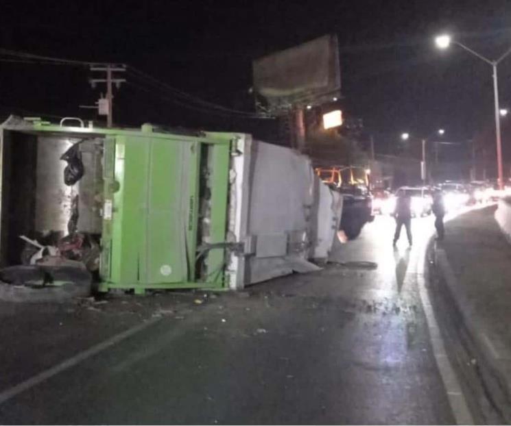 Vuelca camión de la basura