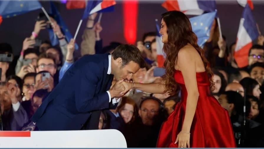 Farrah El Dibany, cantante que cantó tras discurso de Macron