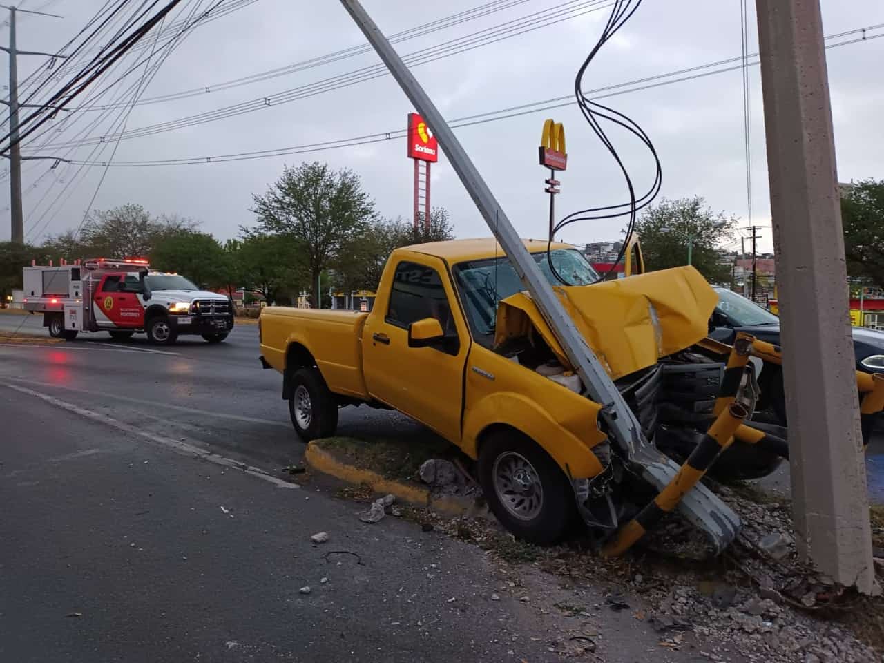 El conductor de una camioneta resultó lesionado luego de estrellarse contra una luminaria y poste de concreto
