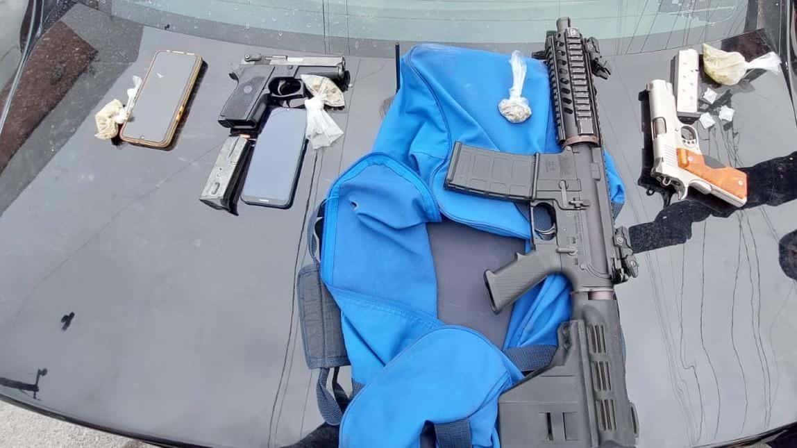 Detienen a cuatro hombres por la portación de un arma larga de fuego y dos cortas, así como la posesión de marihuana