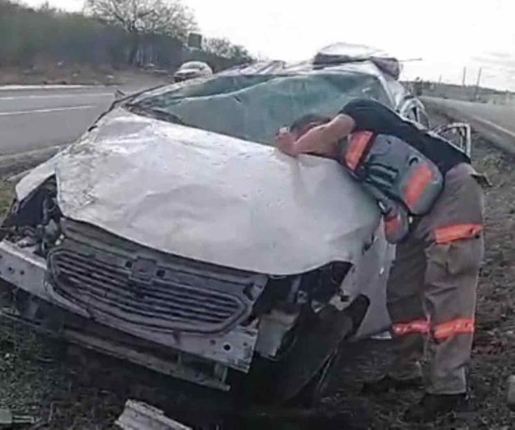 Vuelca auto en Carretera Nacional, conductor resulta herido
