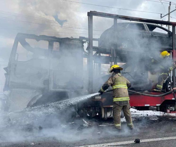 Tráiler que transportaba autos se incendia en Escobedo