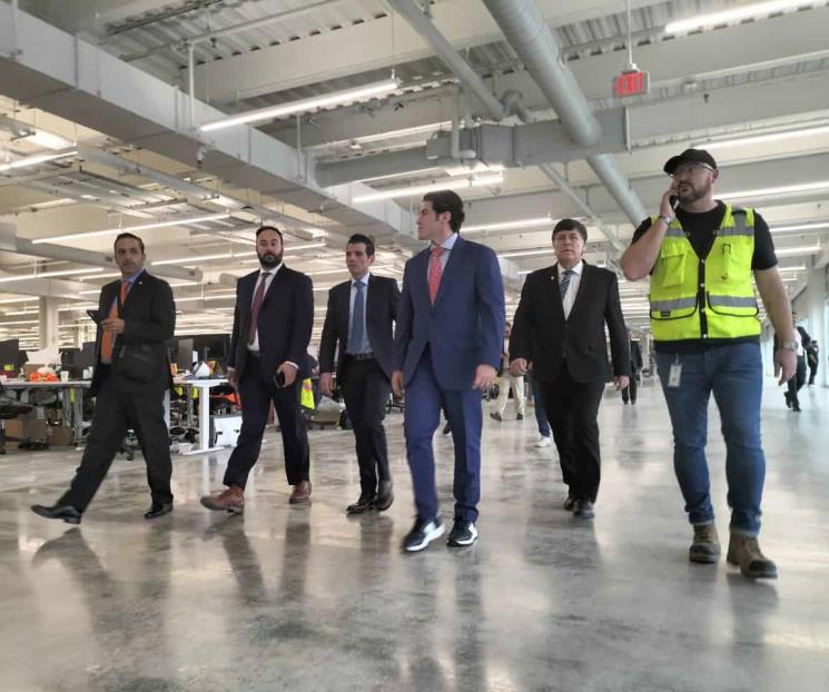 Inicia Samuel gira por Texas con visita a la planta de Tesla