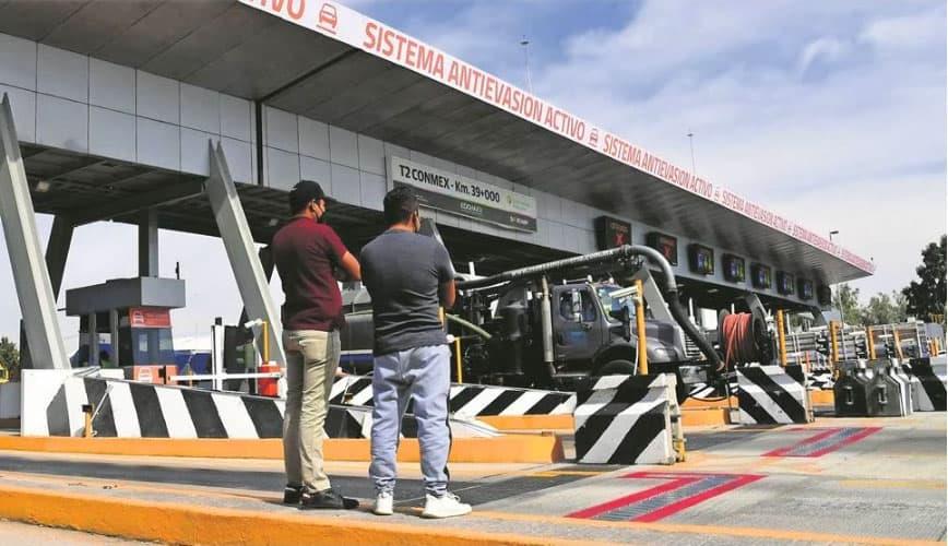 Van 100 autos dañados por ponchallantas en caseta