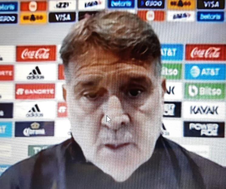 Le abre la puerta Martino otra vez a Chicharito
