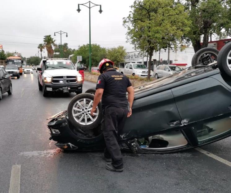 Vuelca auto en Centro de Monterrey