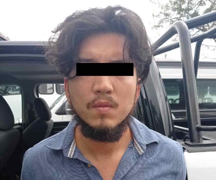 Detienen a hombre por portar arma en Monterrey