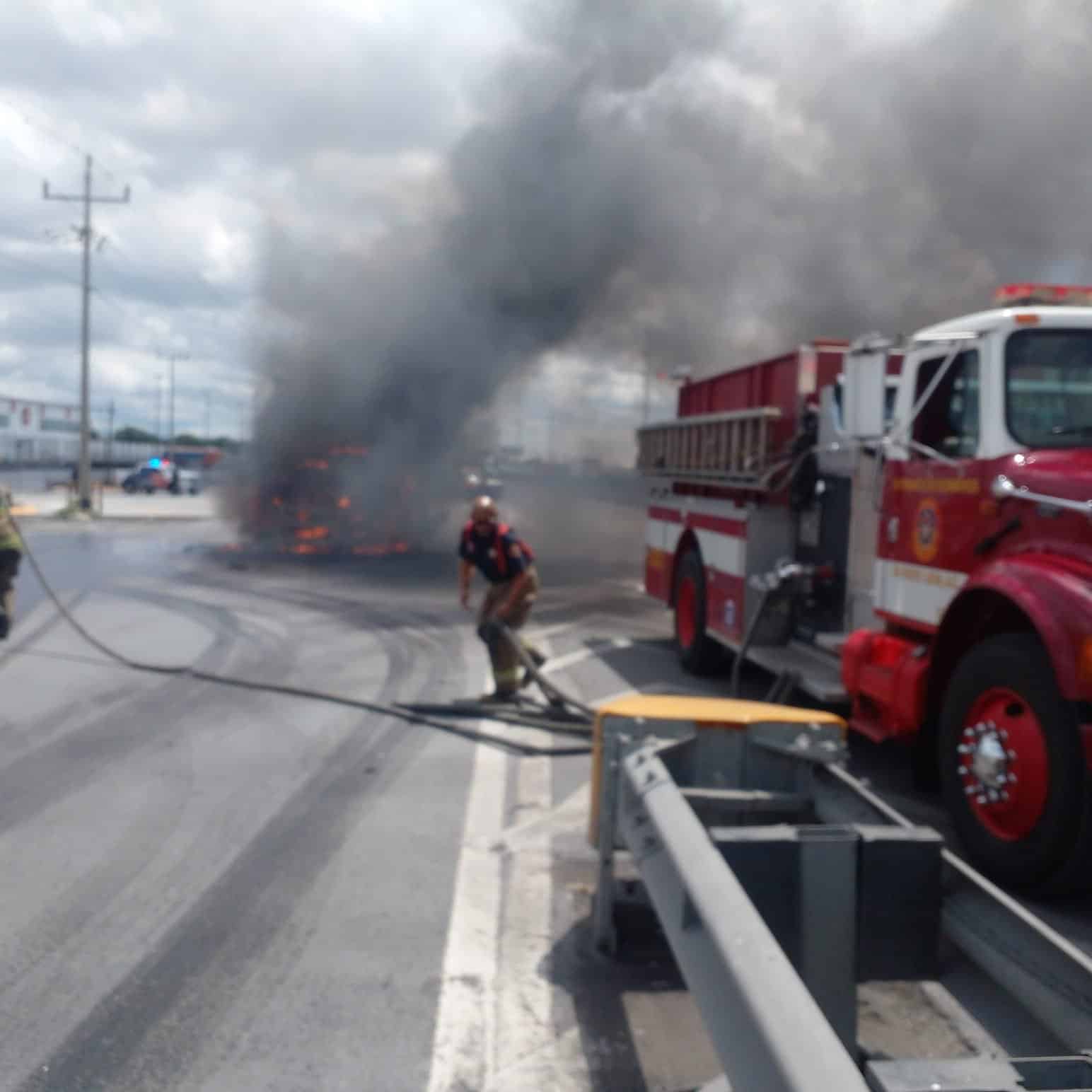 Se reportó el incendio de un tráiler tipo nodriza, cargado con un lote de automóviles nuevos