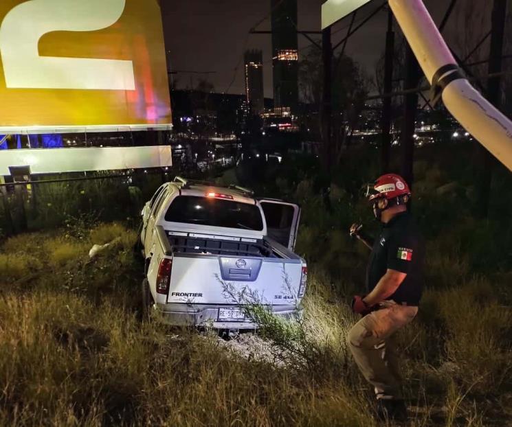 Pierde el control de su camioneta; se accidenta