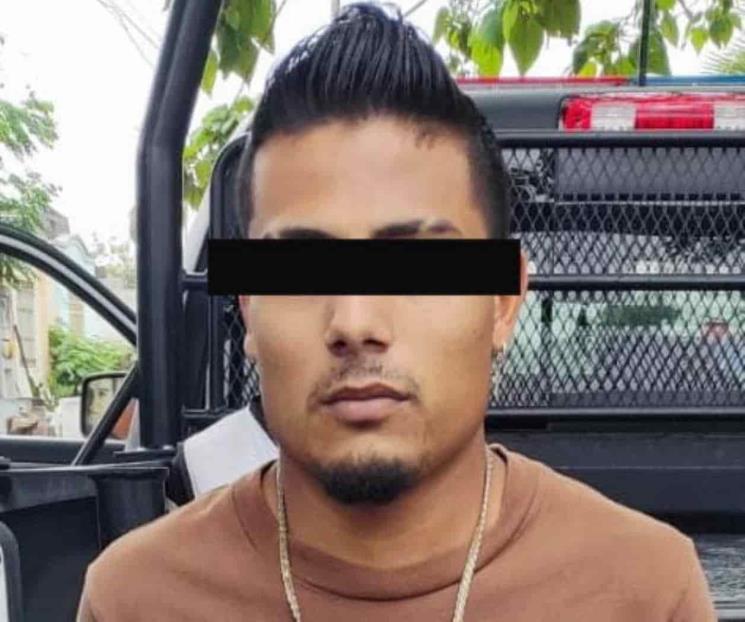 Arrestan a tres por portar droga y arma larga