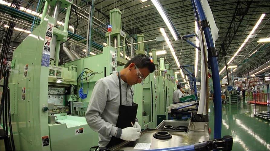 Economía mexicana decepciona, crece 0.9% en primer trimestre