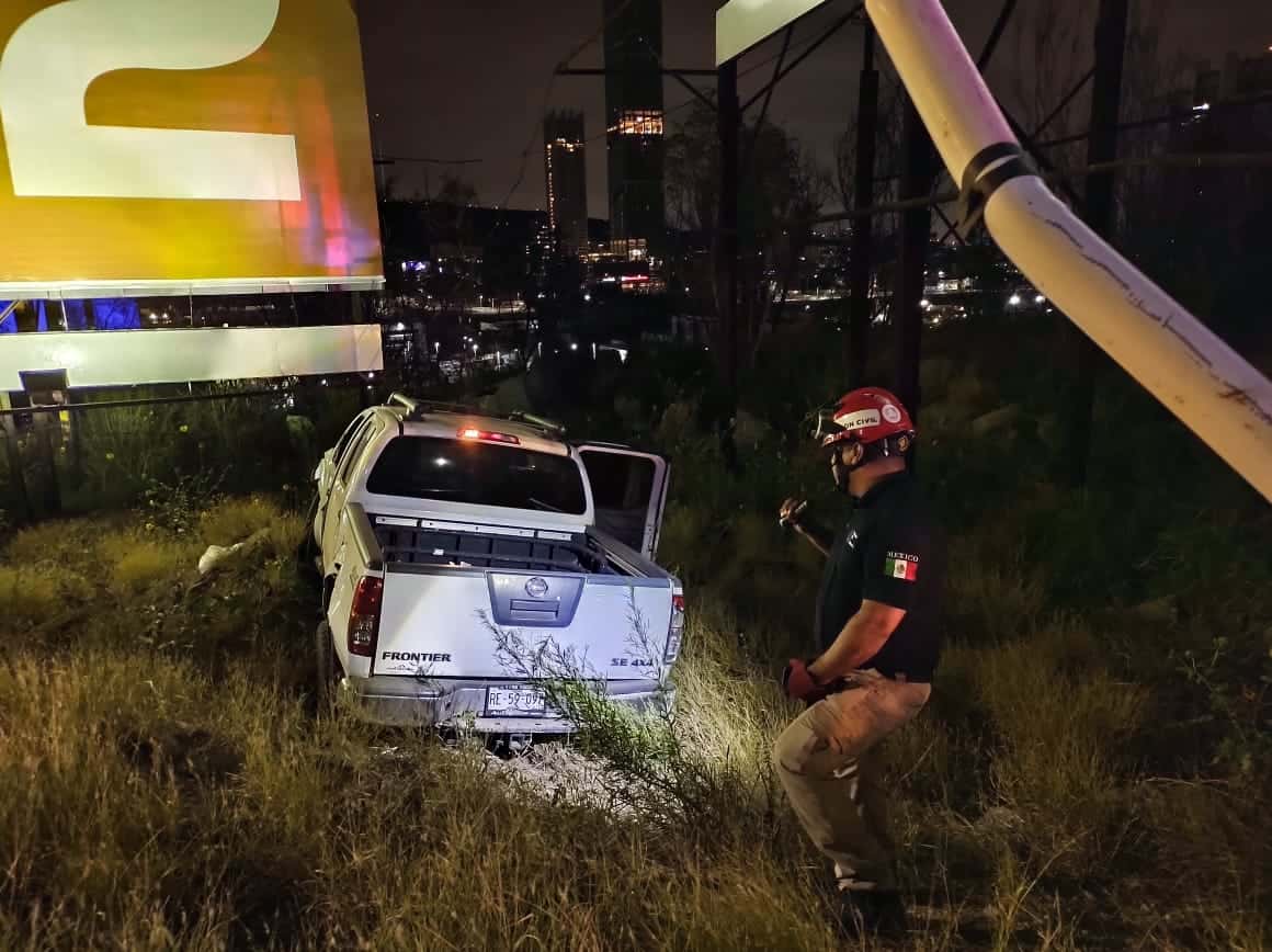 En un terreno baldío terminó una camioneta luego de que el conductor perdió el control de la misma