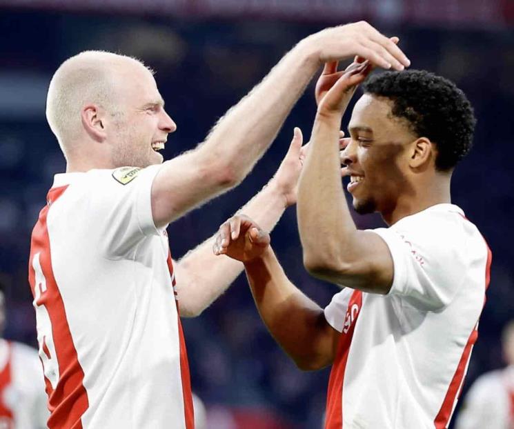 Gana Ajax, lideran en Holanda y ve minutos Edson