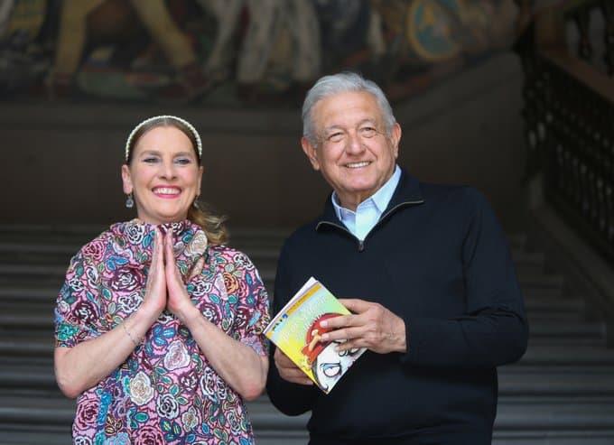Celebra AMLO a niños leyendo cuento infantil