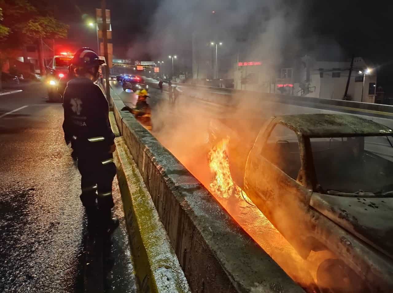 El incendio de una camioneta se registró en Cumbres, sin que se reporta personas lesionadas