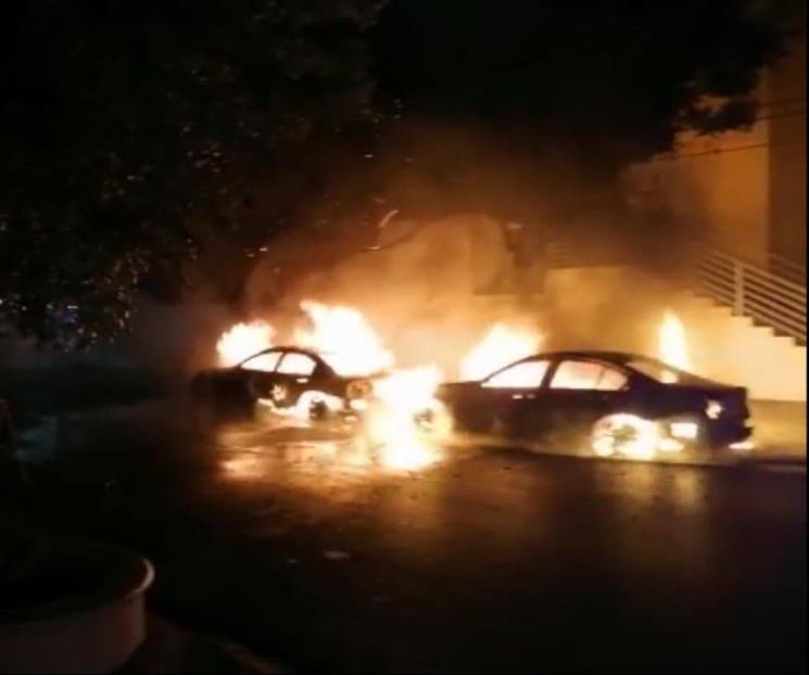 Se incendian dos autos por caída de cables