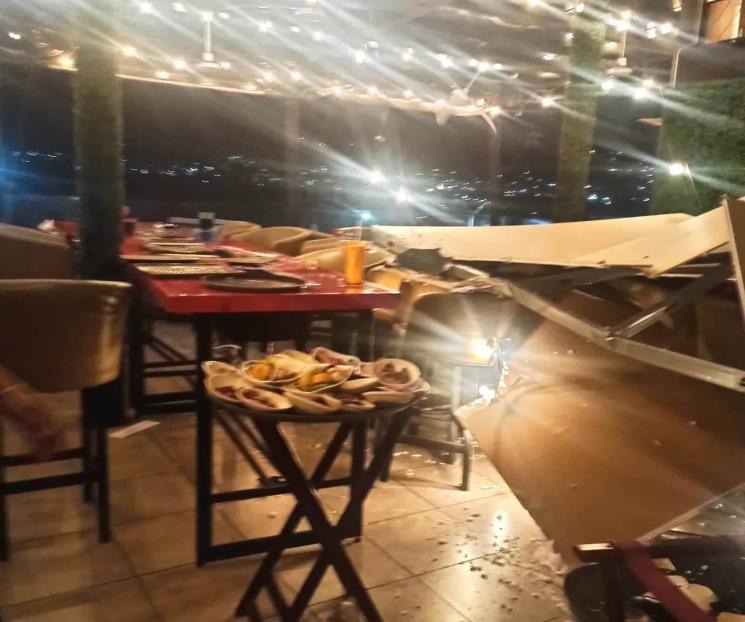 Derrumbe en restaurante deja cuatro lesionados