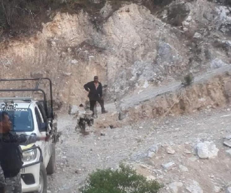 Muere motociclista desbarrancado