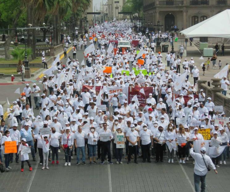 Marchan maestros para exigir mejores sueldos