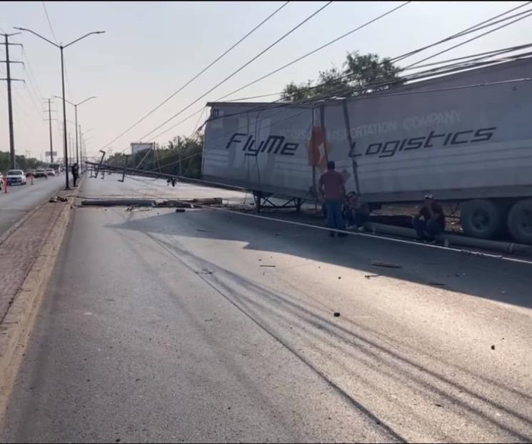 Choca tráiler con poste luz en Apodaca