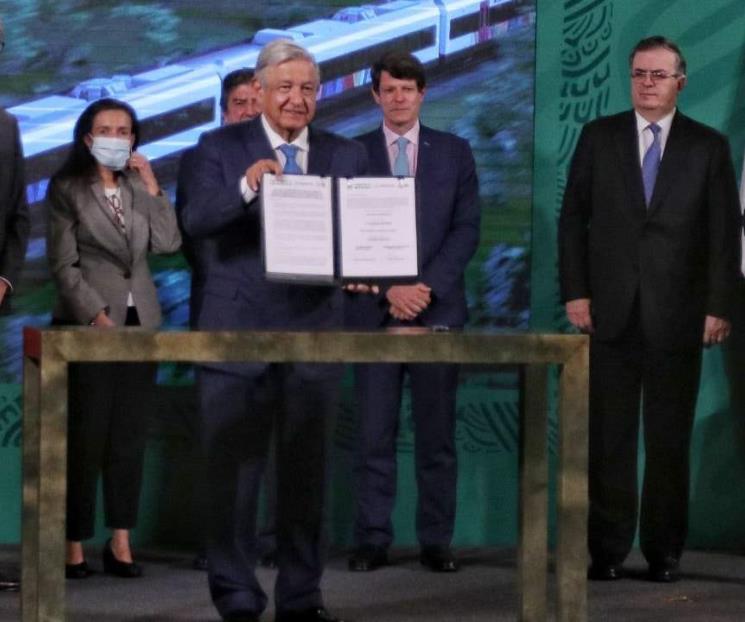 Firma AMLO contrato para adquirir trenes para Tren Maya