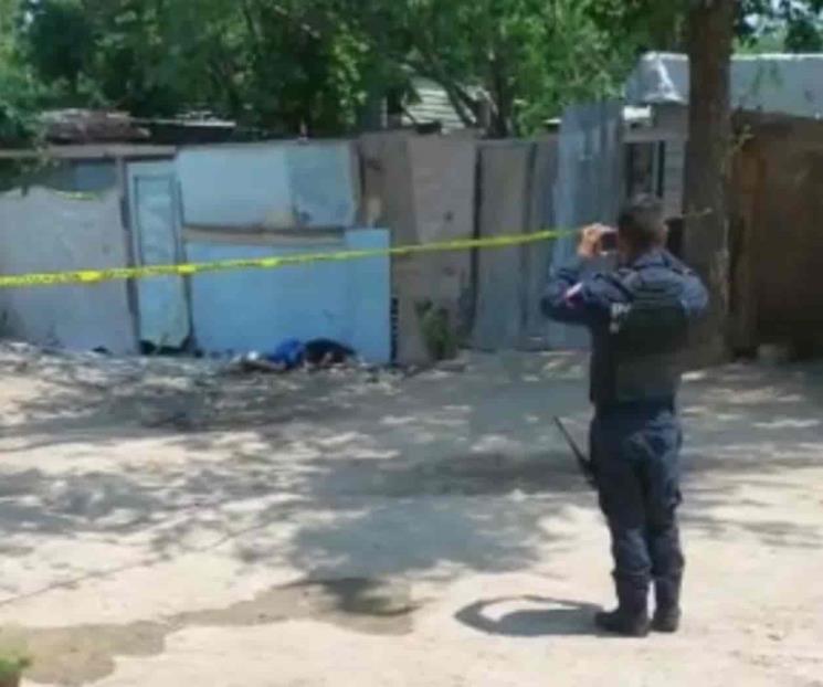 Hallan cadáver afuera de casa