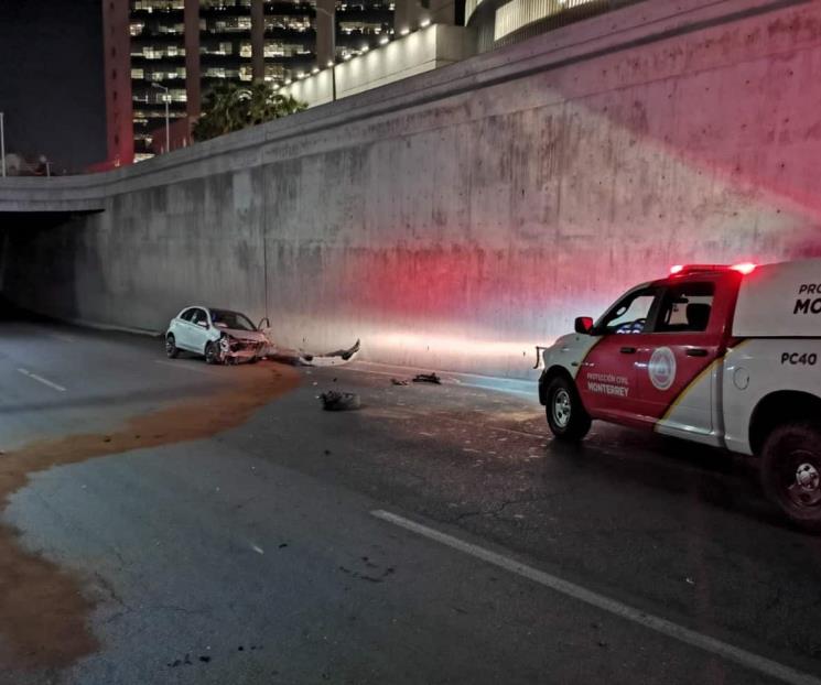 Se estrella auto contra camellón en Avenida Revolución
