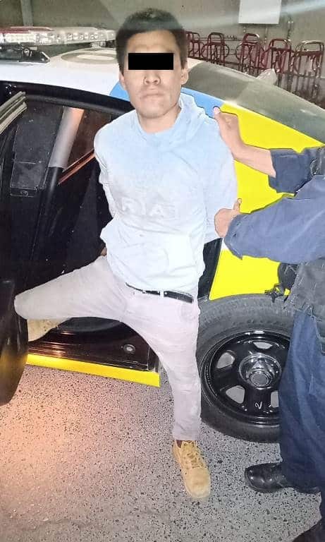 En un intento por pres robar la camioneta de una empresa refresquera, un joven en aparente estado de ebriedad dañó varios vehículos estacionados
