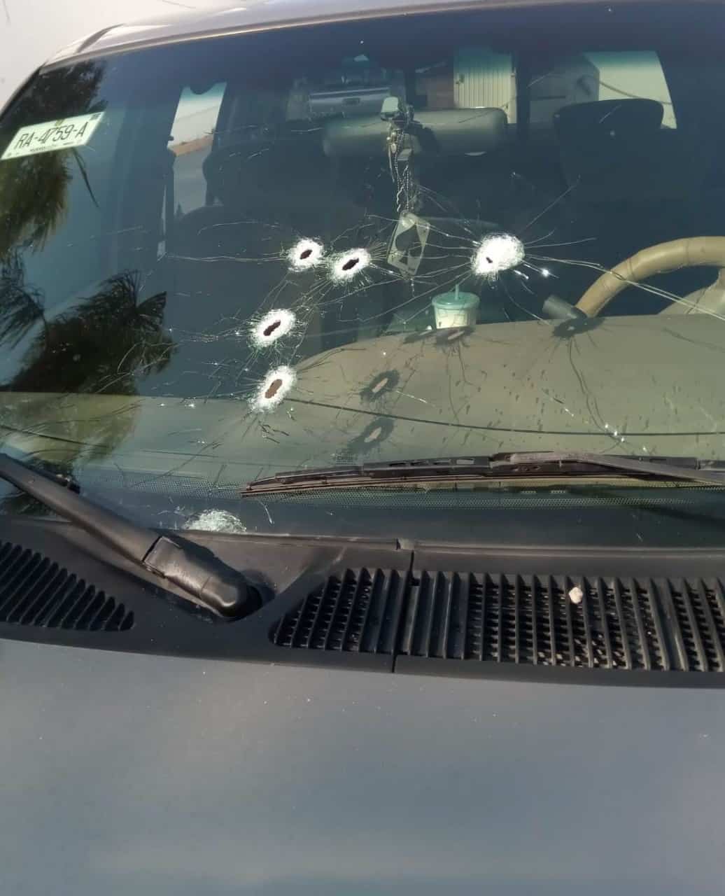 Una camioneta abandonada y con impactos de arma de fuego, fue localizada en la Colonia Cumbres