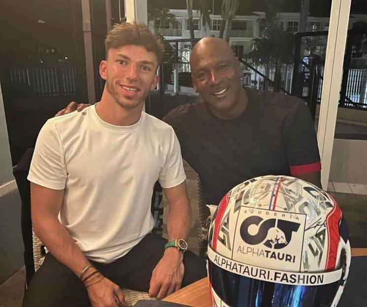 Regala Pierre Gasly casco a la leyenda Michael Jordan