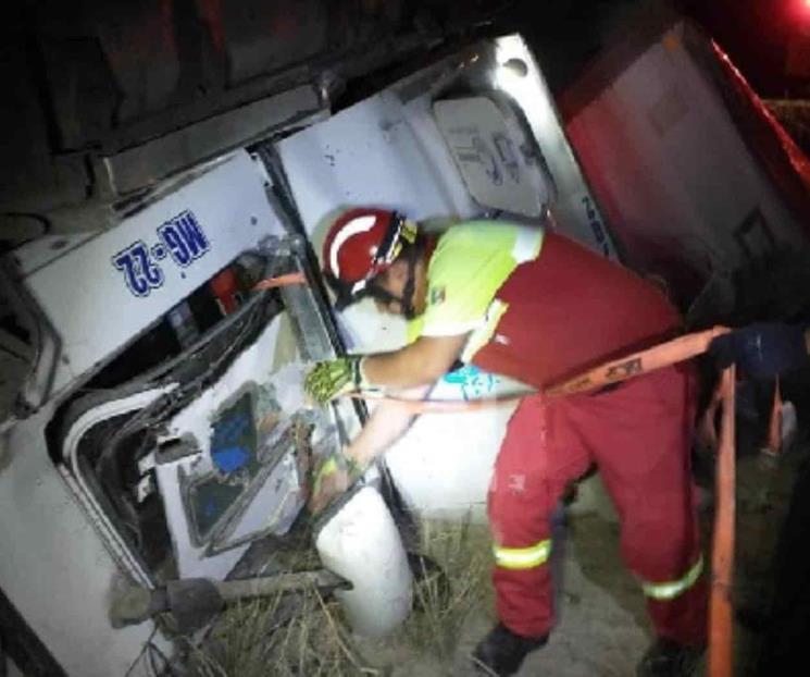 Vuelca tráiler en Galeana, conductor resulta lesionado