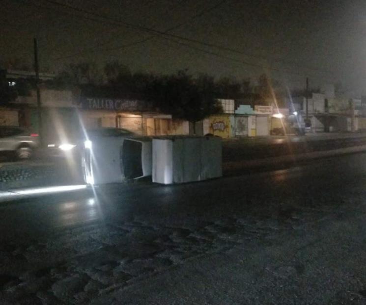 Vuelca camioneta en San Bernabé