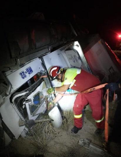 Un trailero terminó atrapado en su cabina, después de volcar el tráiler que conducía