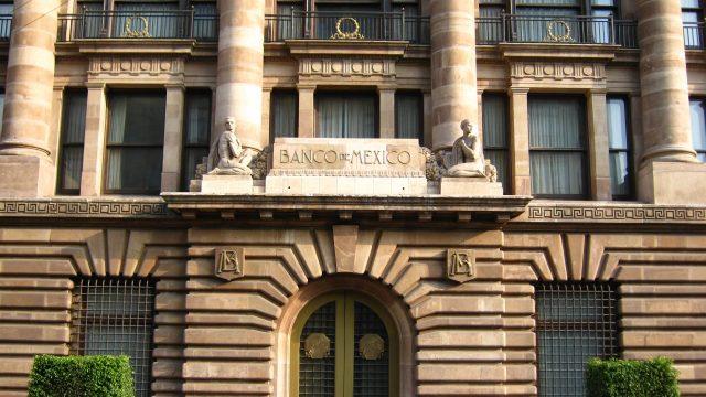 Pide AMLO al Banxico no elevar tasa de interés