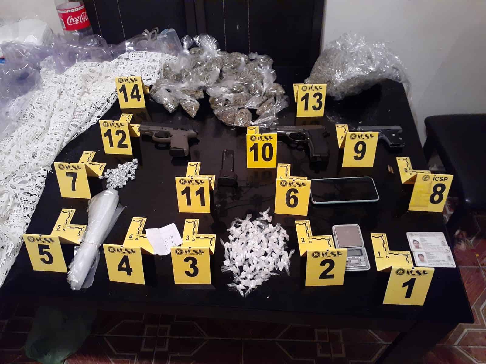 Tres armas cortas, droga y una mujer detenida, fue el resultado del cateo