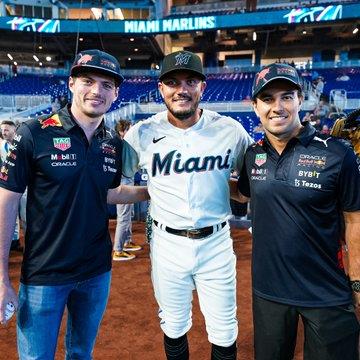 Checo y Max calientan brazo